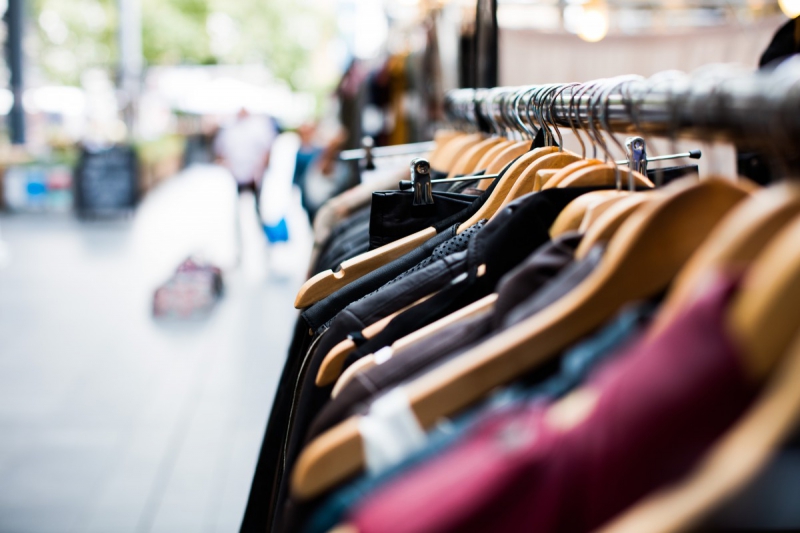 magasin-VALDEROURE-min_blur_close_up_focus_hanger_jacket_market_people_rack-1176303