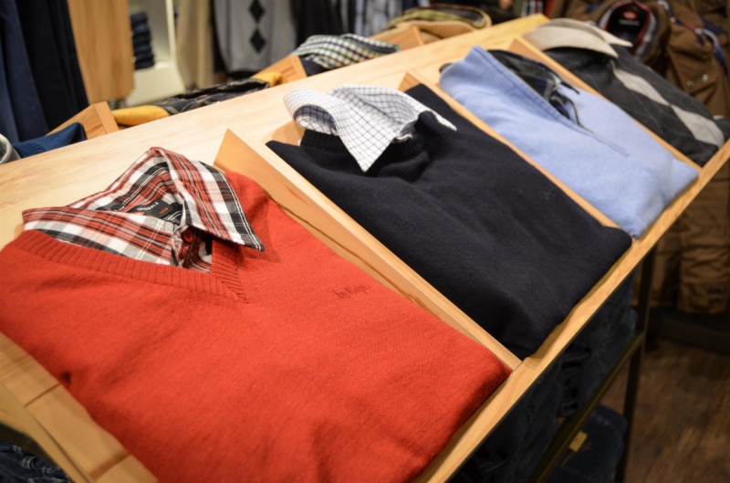 magasin-VALDEROURE-min_sweater_sweaters_shirts_exhibition_shop_shopping_shelf_buy-940699